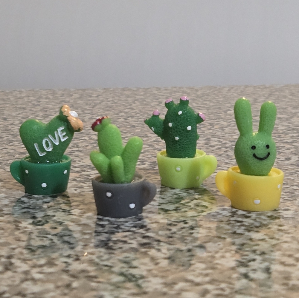 🍒🍒 Cute Mini Love Cactus Figurines in Colorful Pots